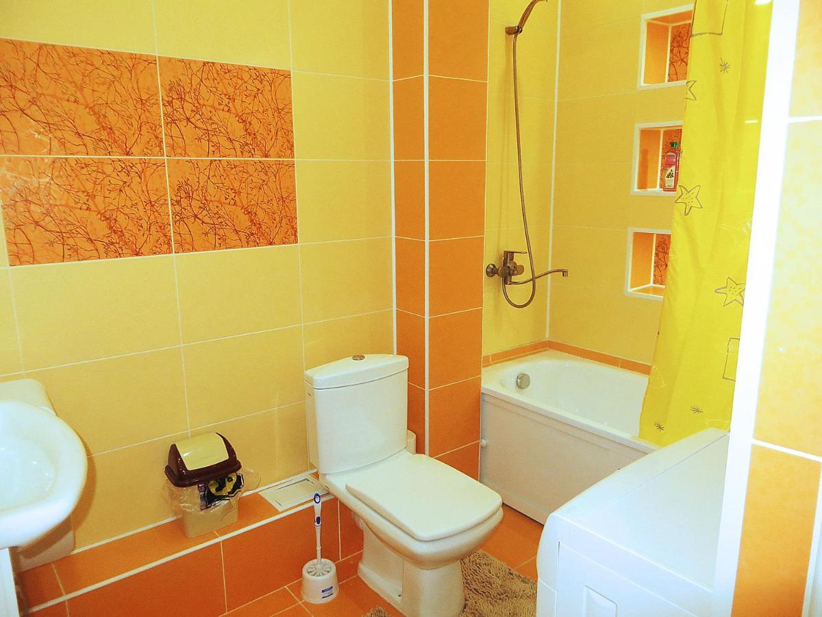 Yellow Apartment In The Center Of Bisjkek Eksteriør billede