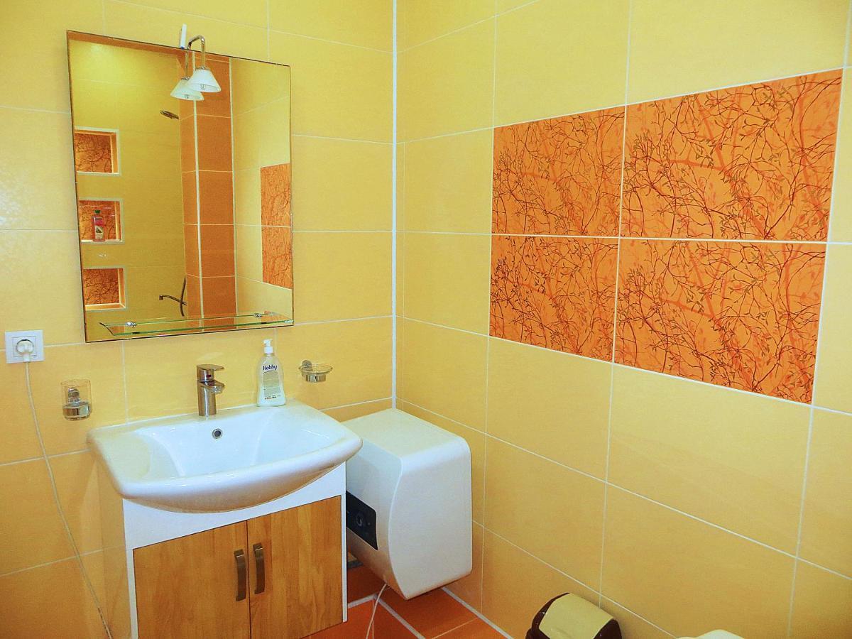 Yellow Apartment In The Center Of Bisjkek Eksteriør billede